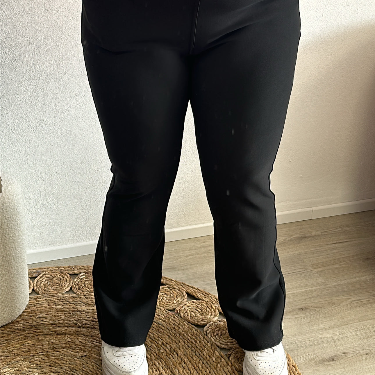 FLARED TRAVEL TROUSER - ZWART