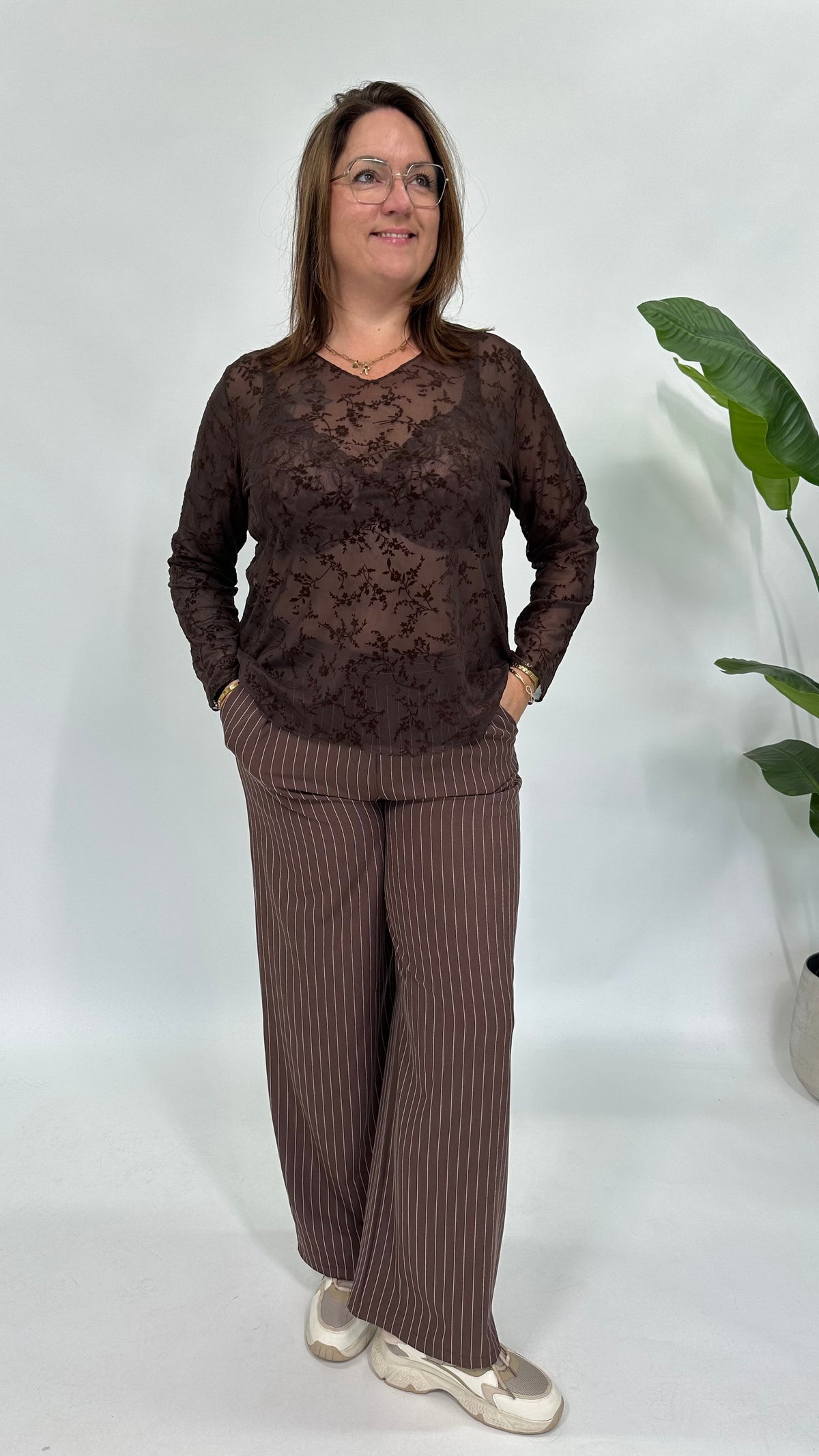 MESH TOP FLOWERS V-HALS ESPRESSO