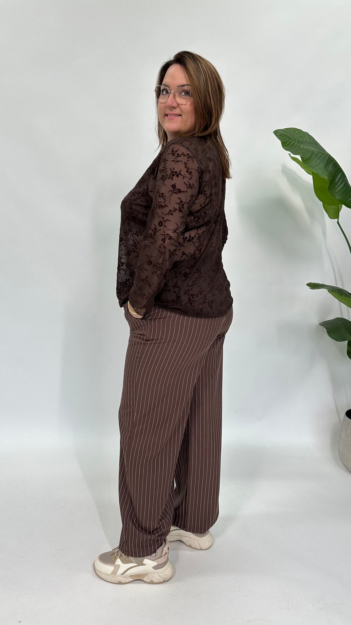 MESH TOP FLOWERS V-HALS ESPRESSO