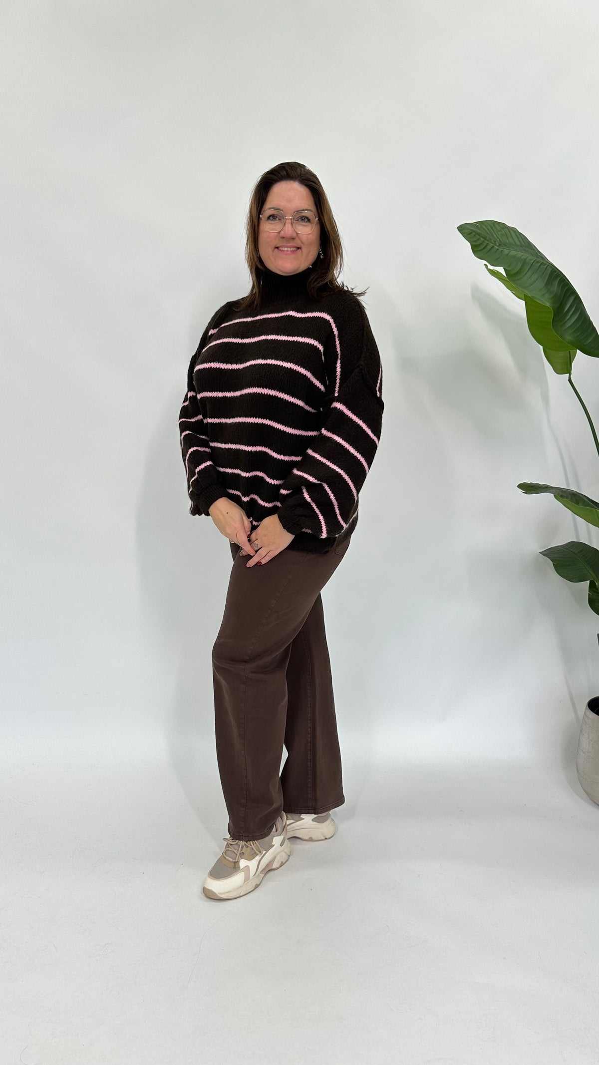 STREEP KNIT MET BALLONMOUW ESPRESSO