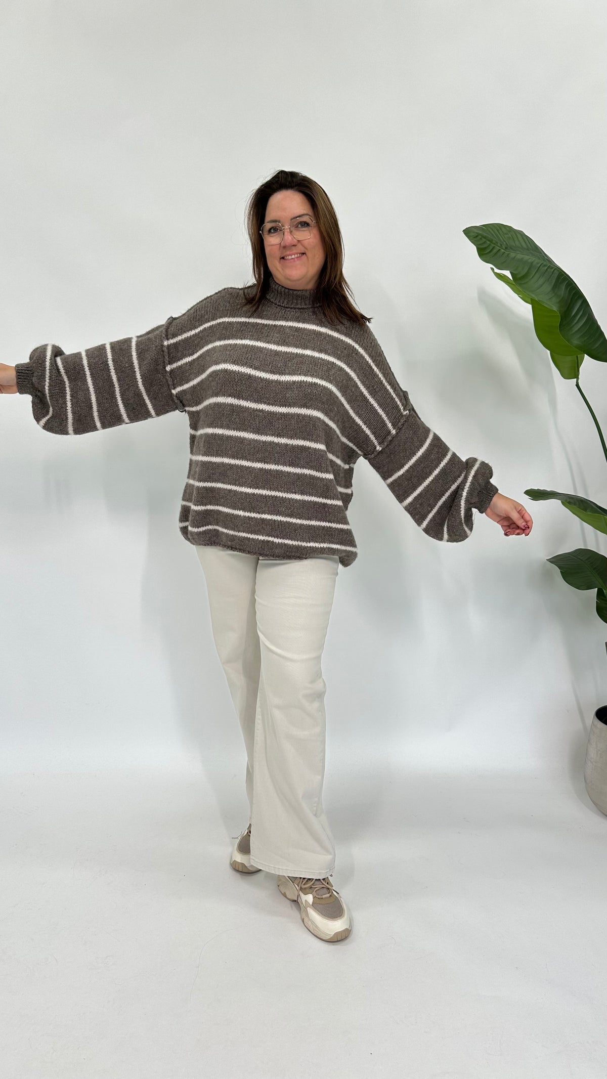 STREEP KNIT MET BALLONMOUW TAUPE