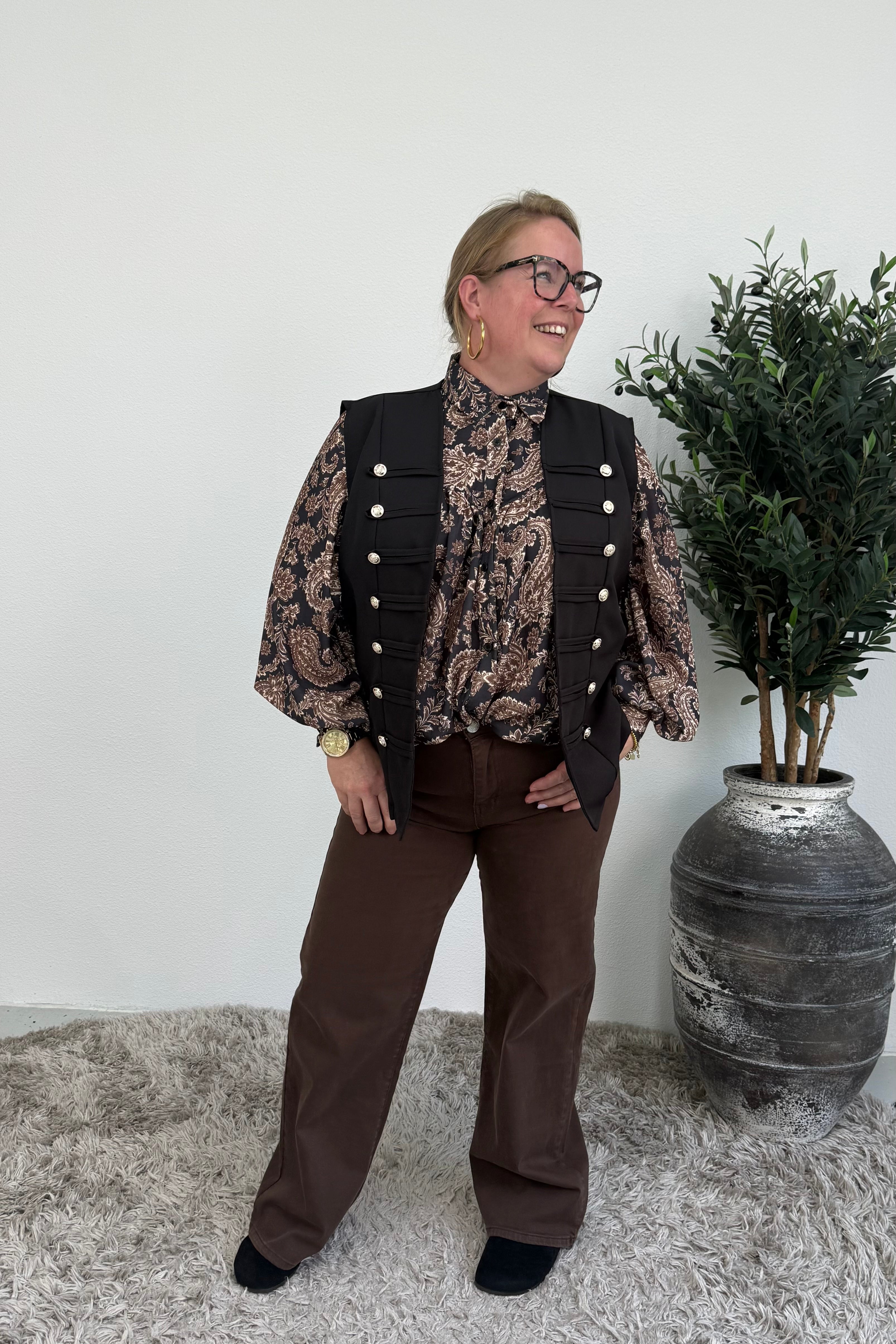 GILET MET SIERKNOPEN ZWART