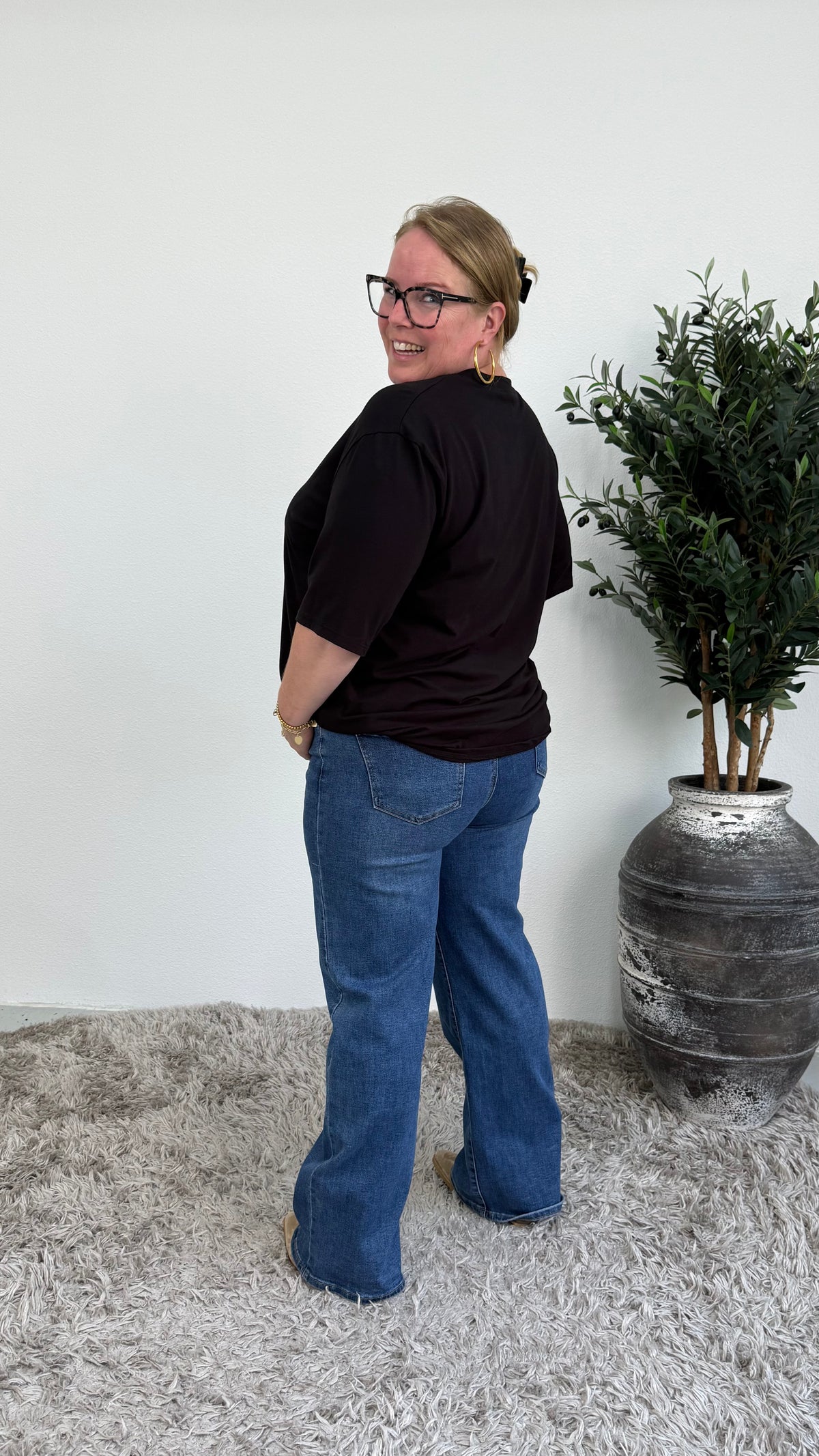 BASIC T-SHIRT LINNIES THE LABEL ZWART