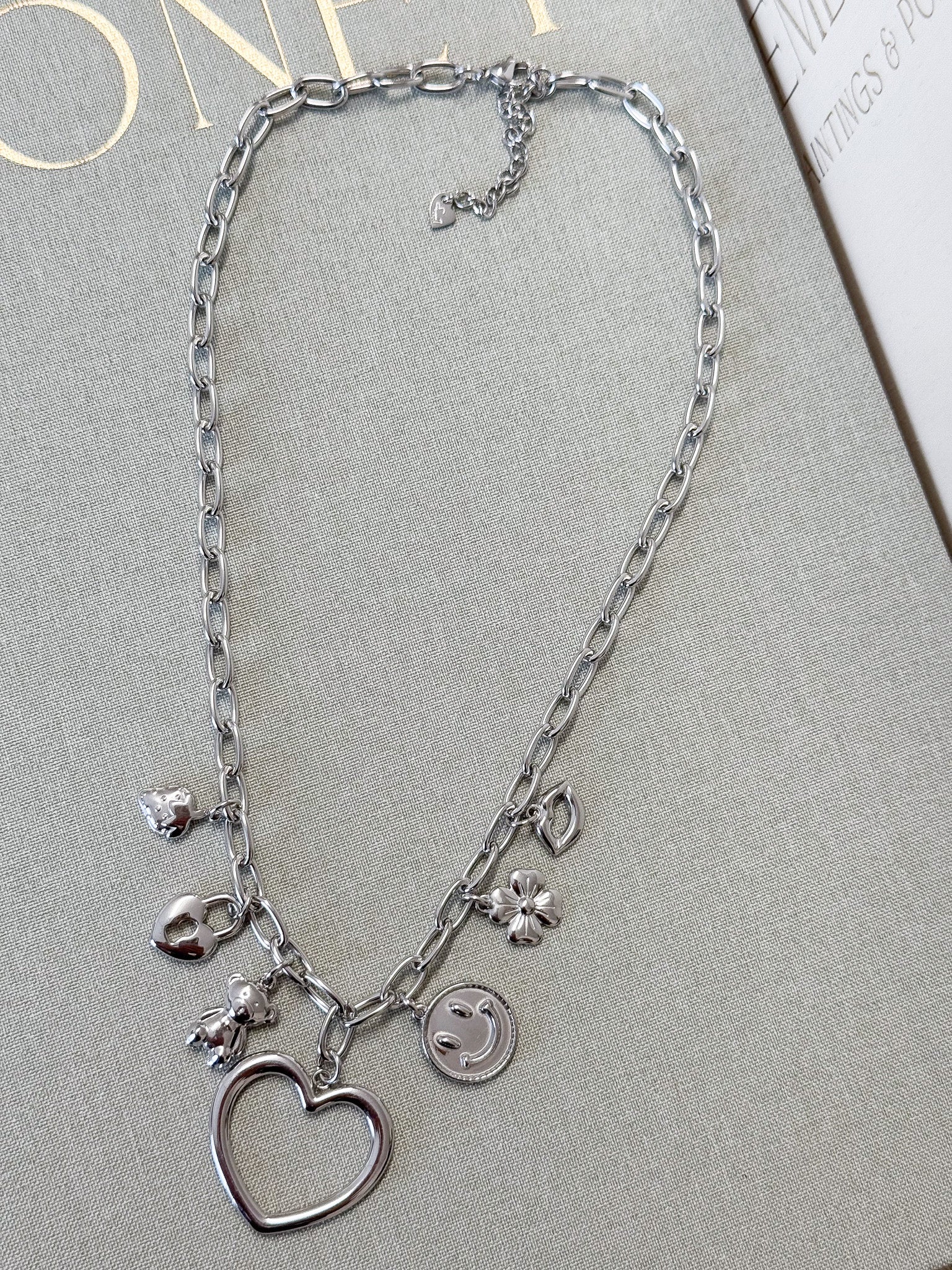 HAPPY CHAIN