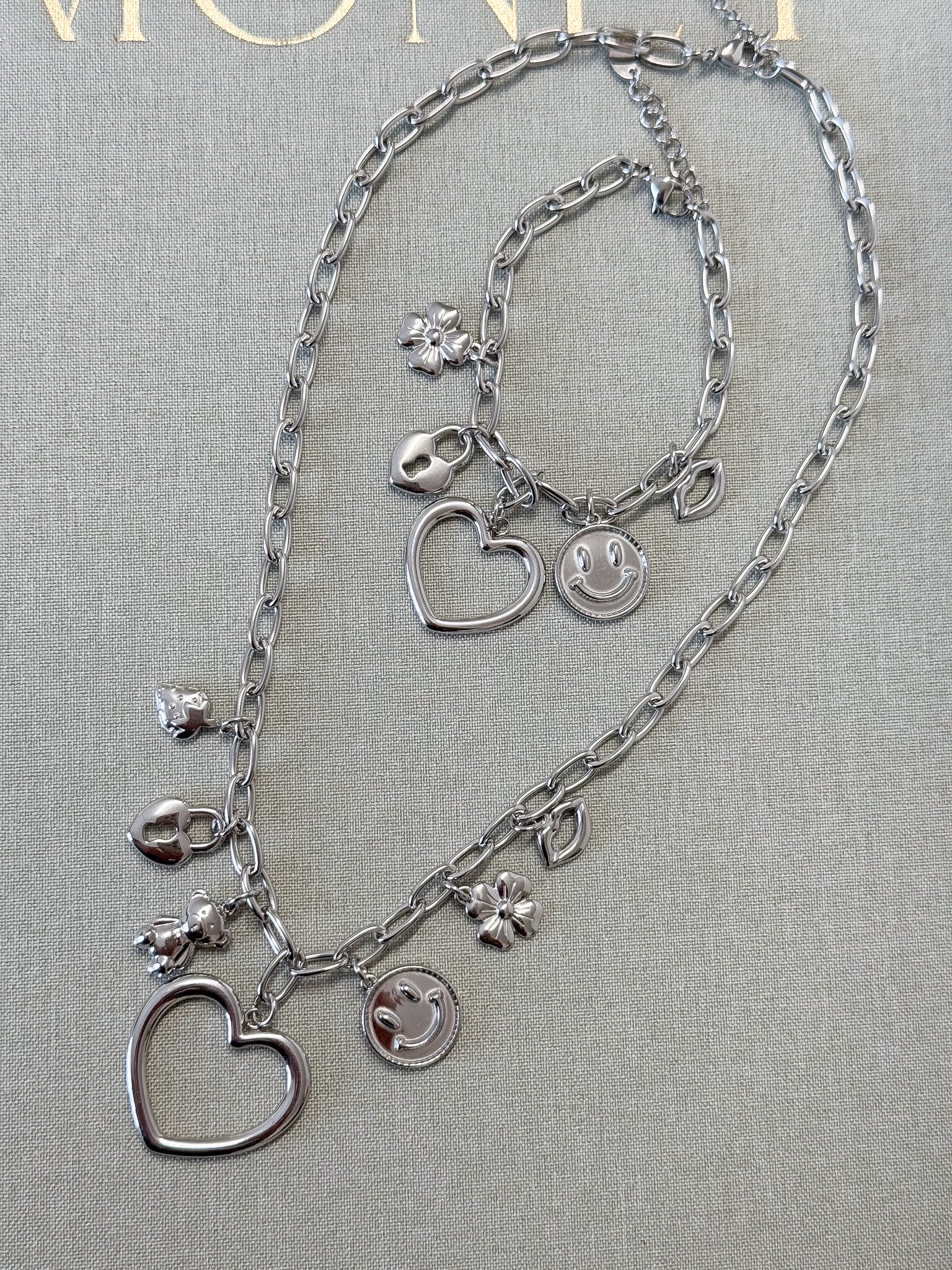 HAPPY CHAIN