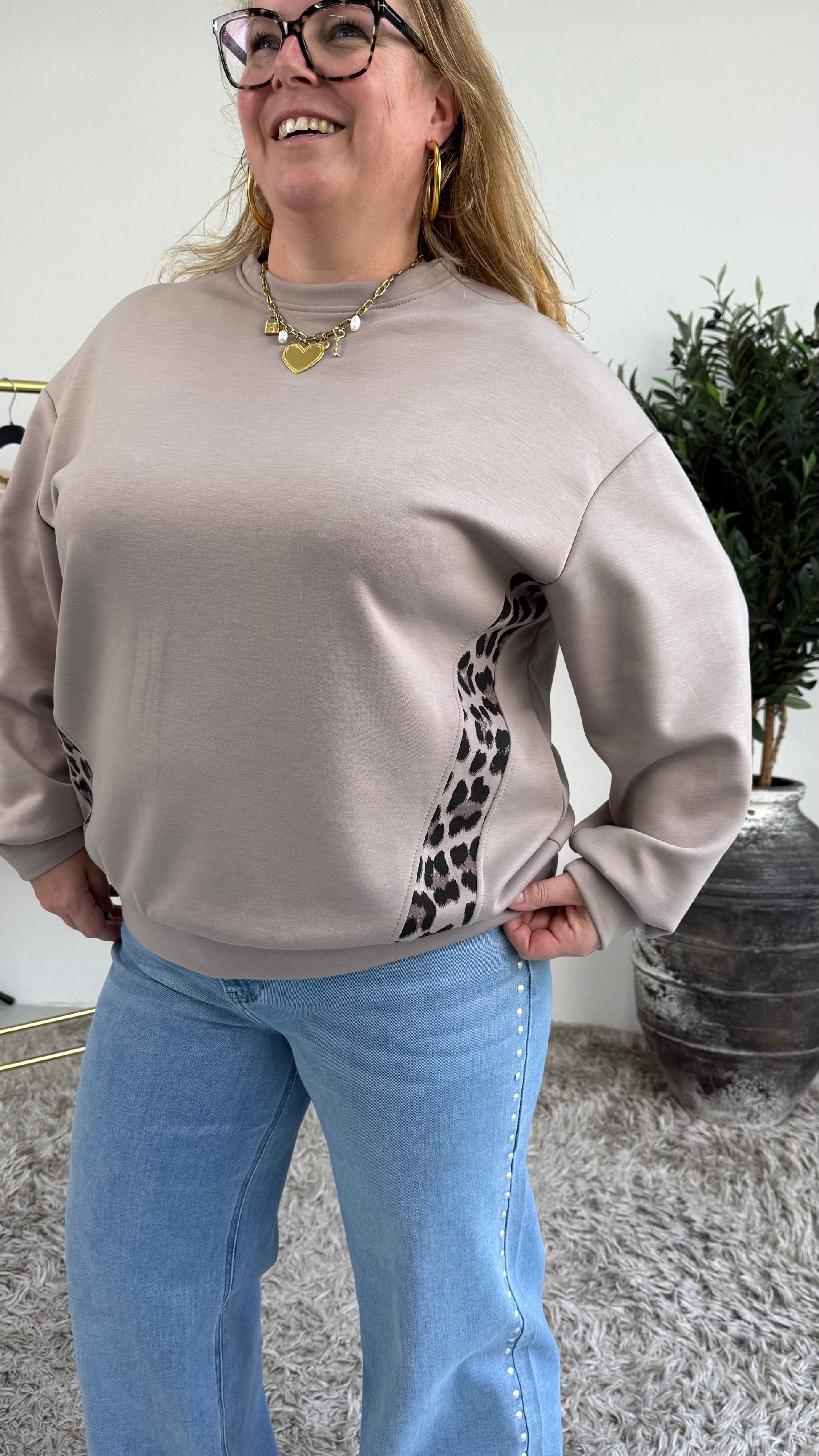 PANTERSTREEP SWEATER LICHT TAUPE