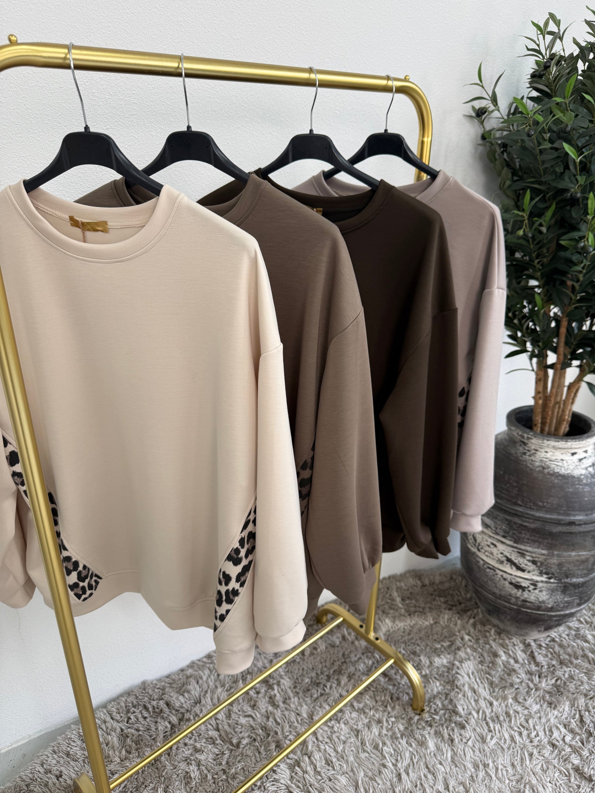 PANTERSTREEP SWEATER BEIGE