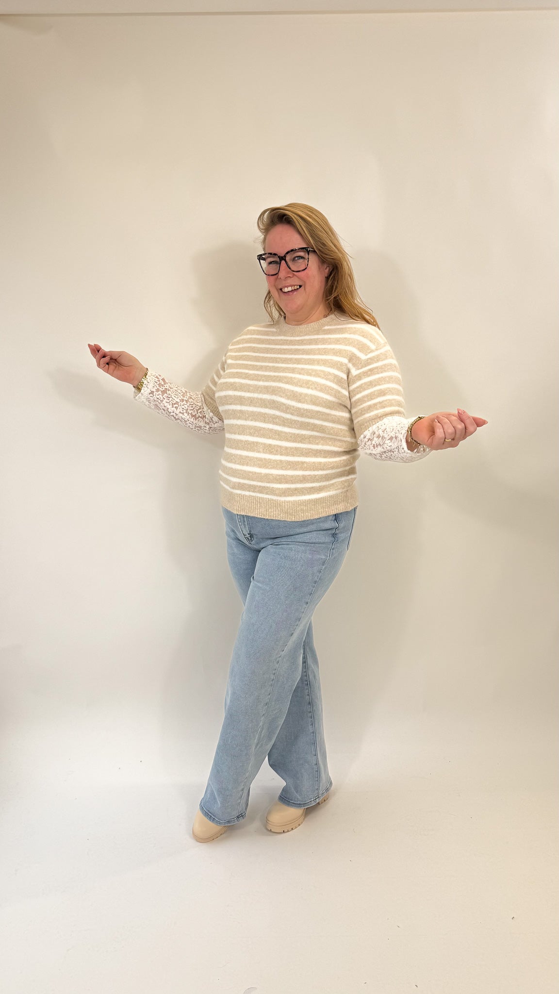 SWEATER TOP MET LACE MOUW - 1930