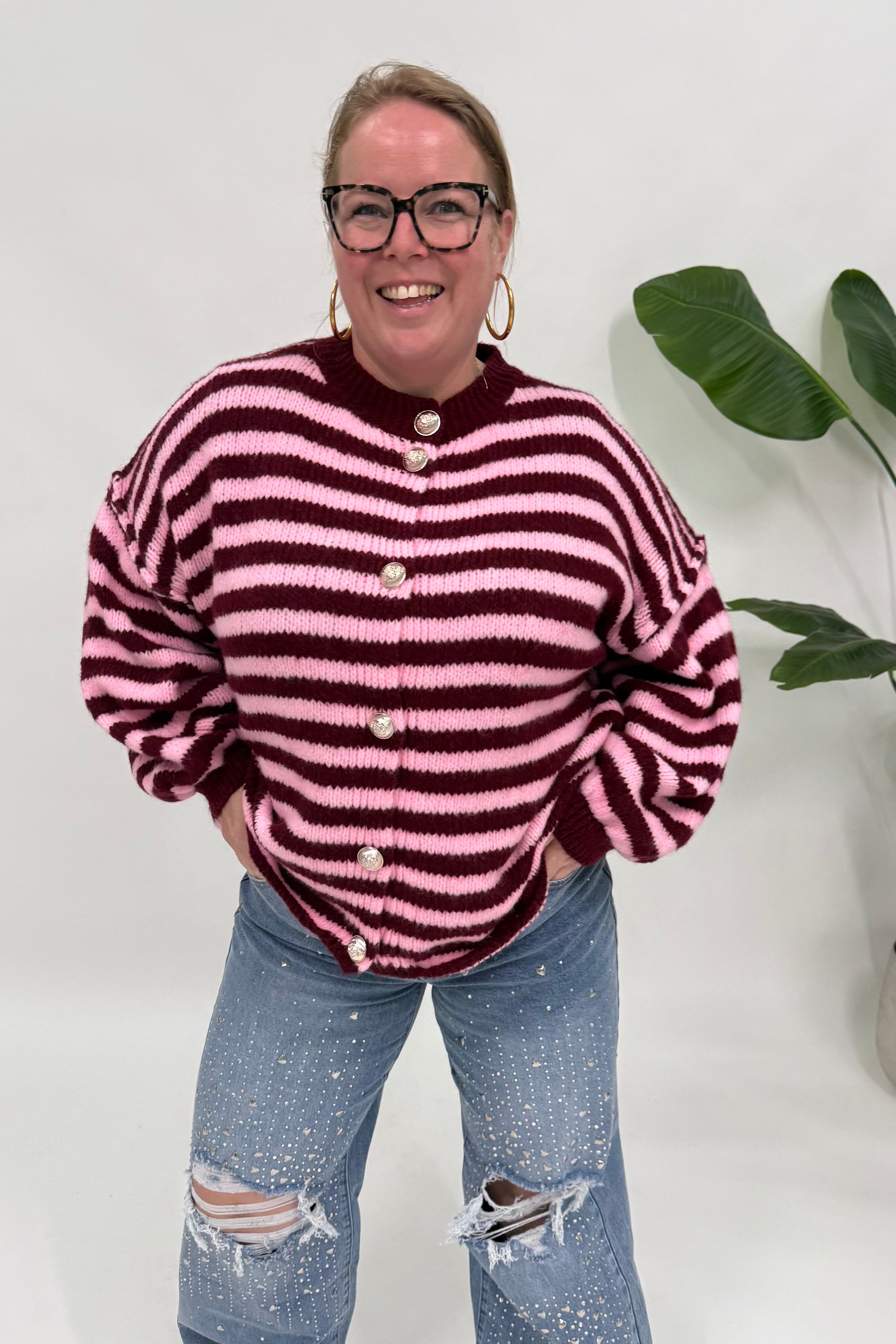 STREEP VEST MET SIERKNOPEN BORDEAUX/ROZE