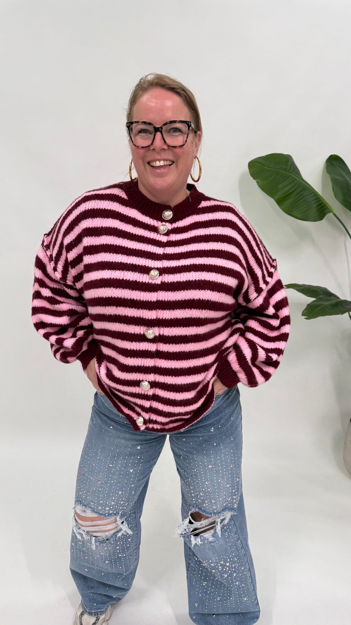 STREEP VEST MET SIERKNOPEN BORDEAUX/ROZE
