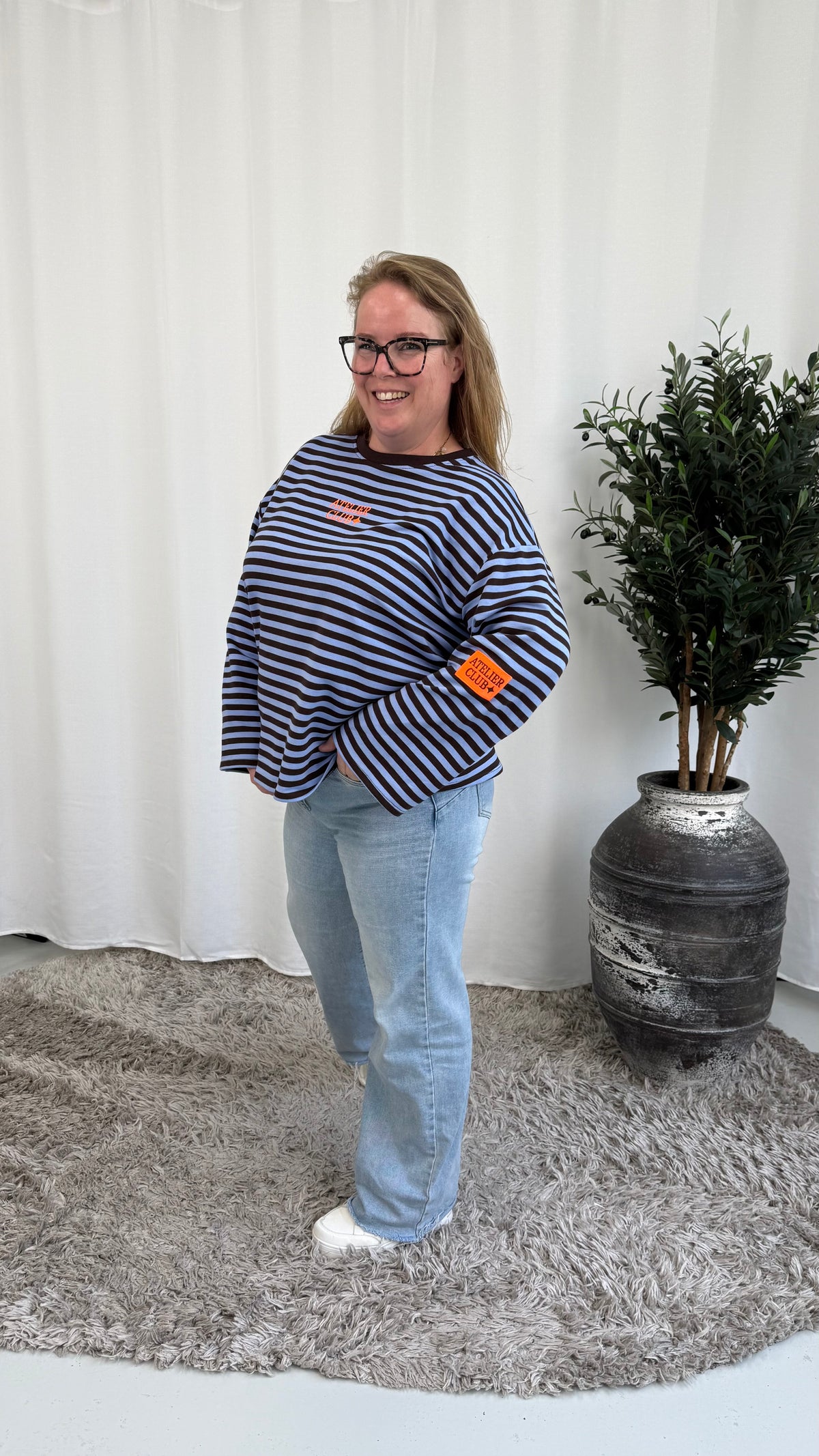 ATELIER CLUB STREEP SWEATER ESPRESSO/BLAUW