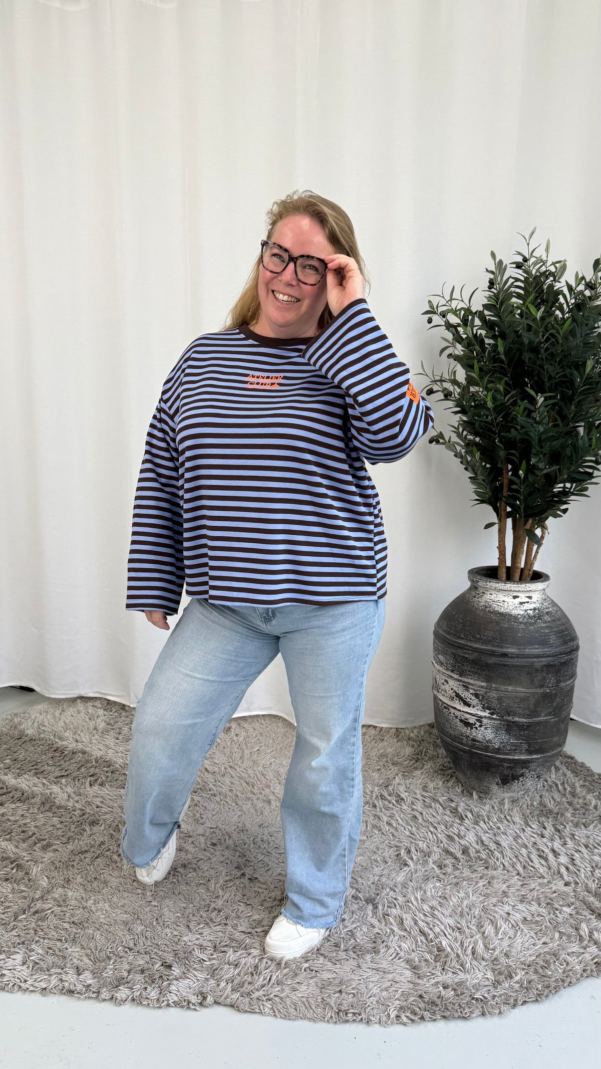 ATELIER CLUB STREEP SWEATER ESPRESSO/BLAUW