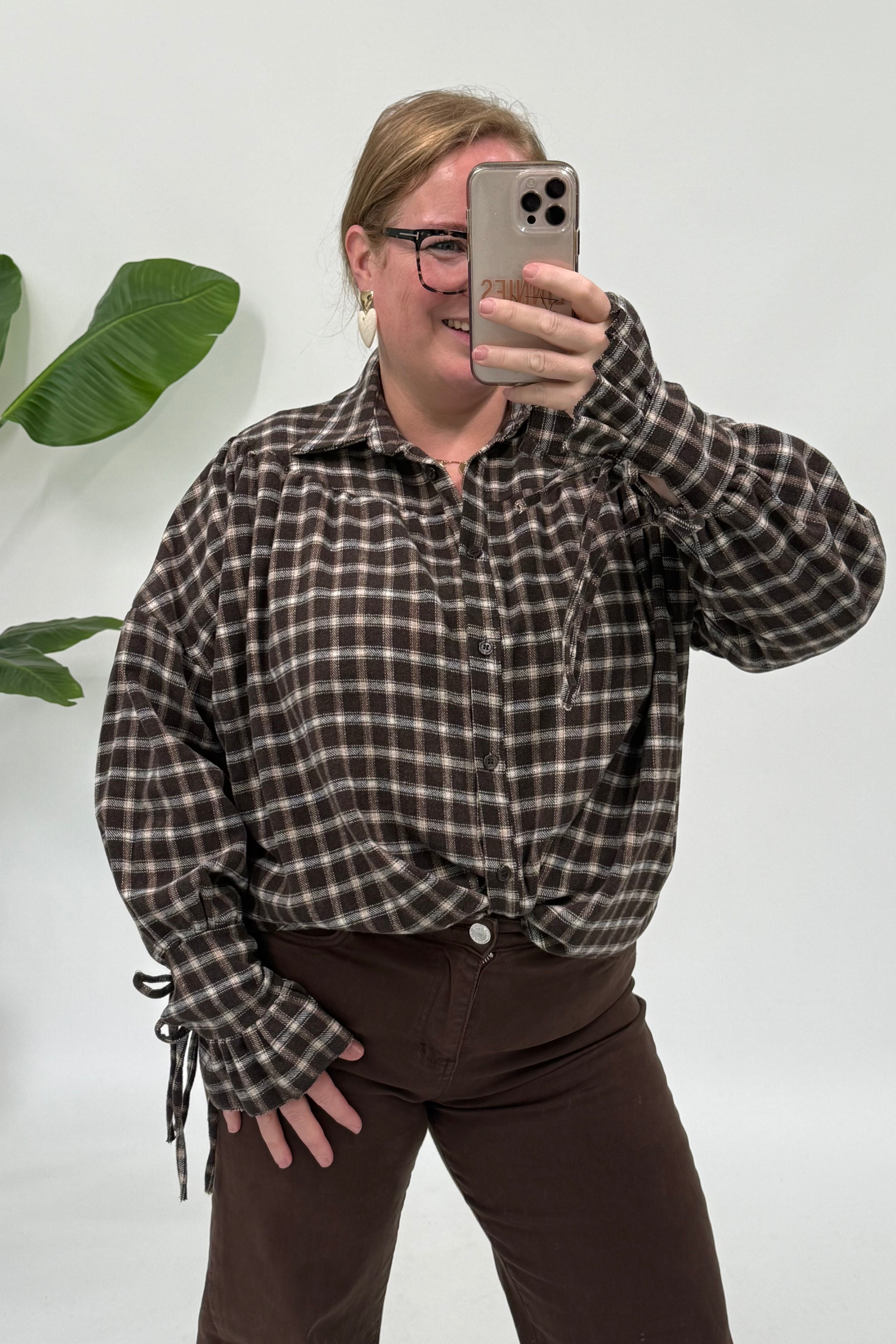 GERUITE BLOUSE MET TROMPETMOUWEN ESPRESSO