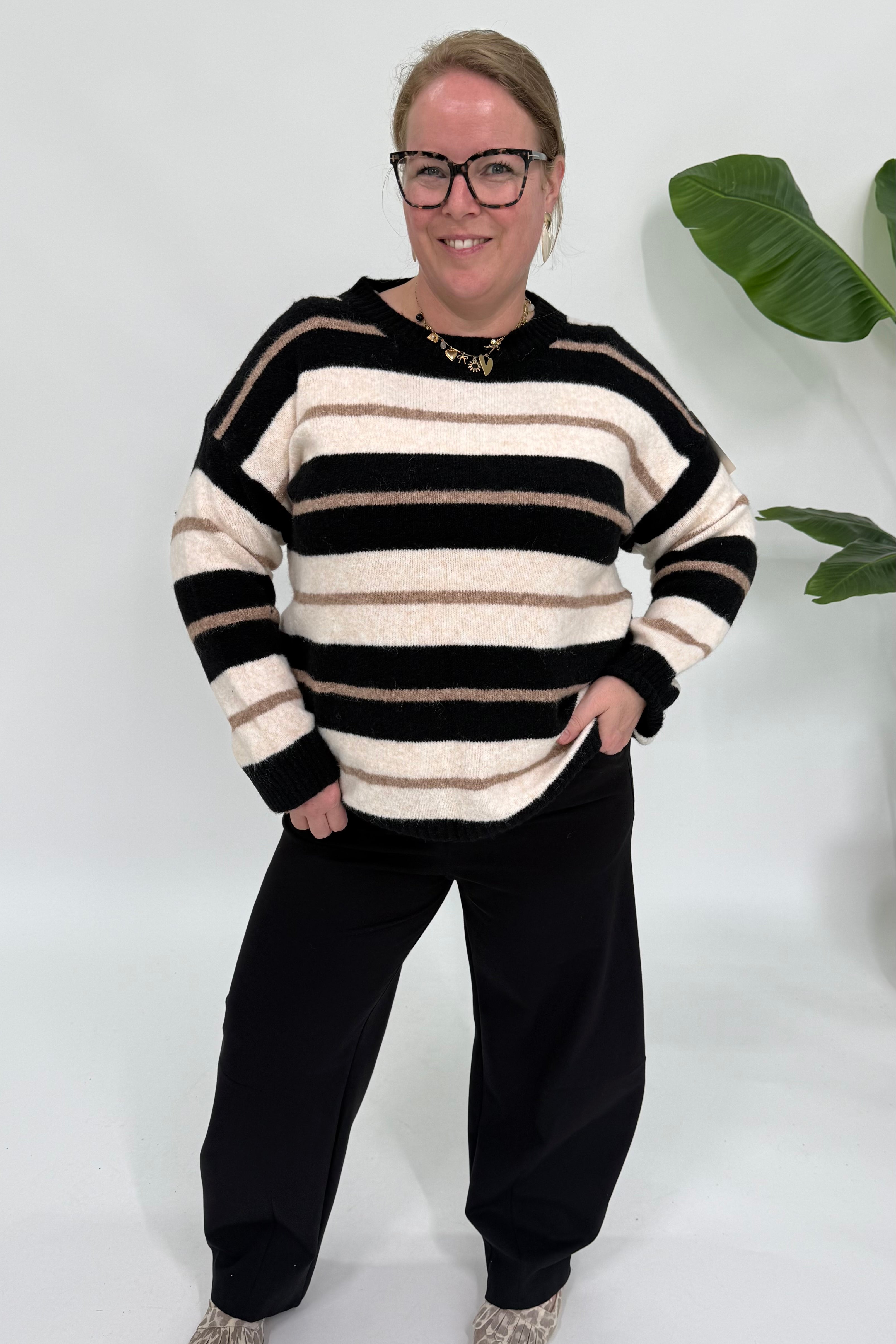 COLOR STREEP SWEATER ZWART