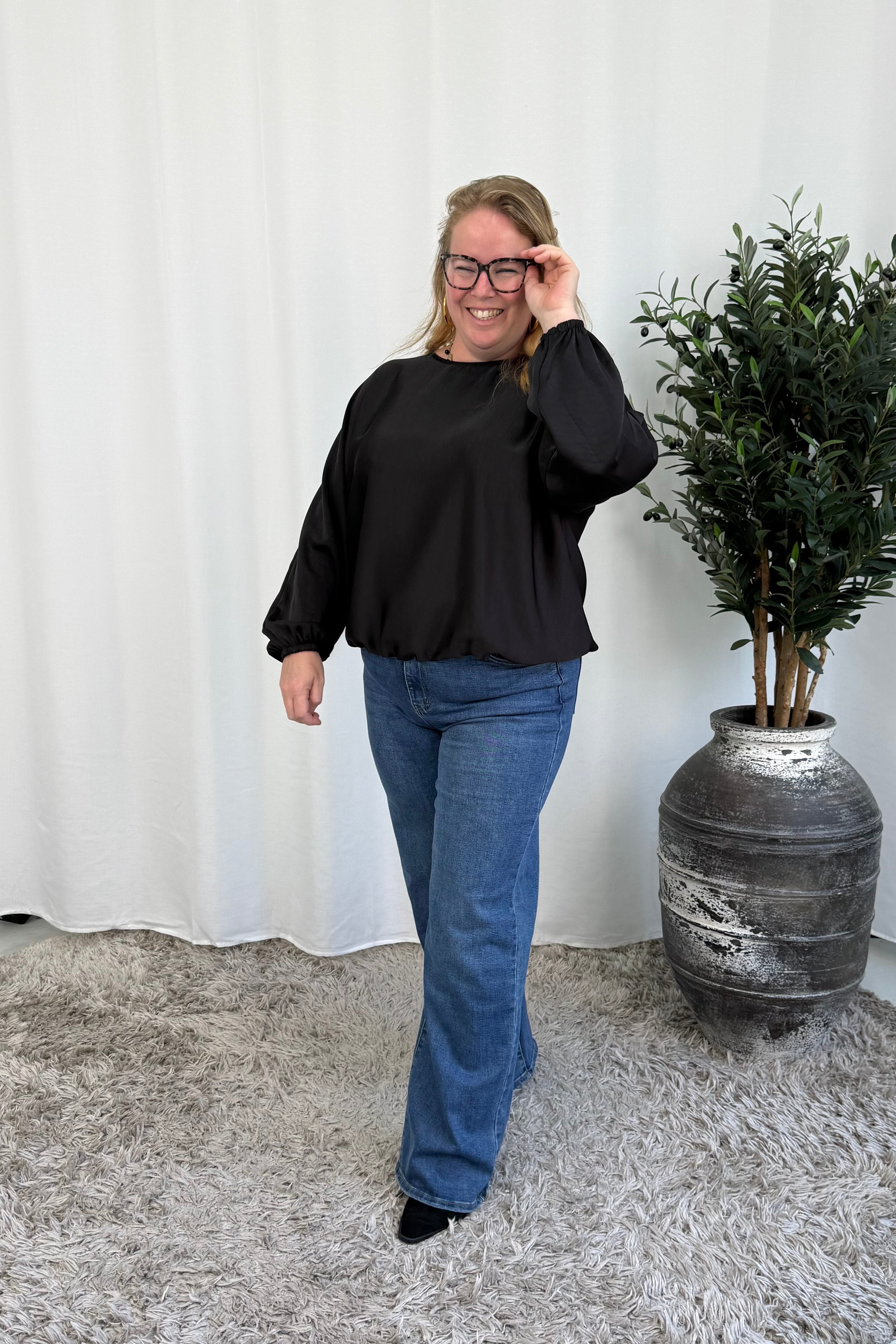 SILK LOOK TOP ZWART