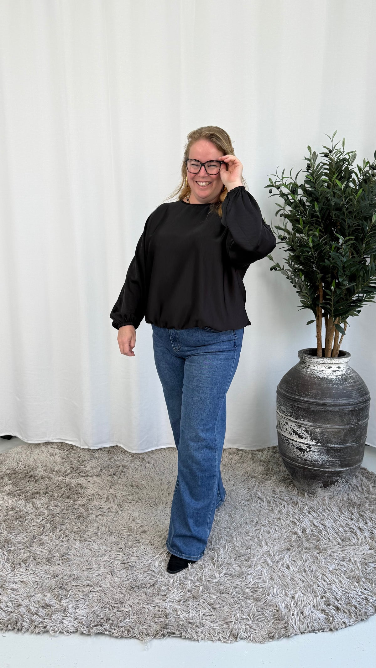 SILK LOOK TOP ZWART