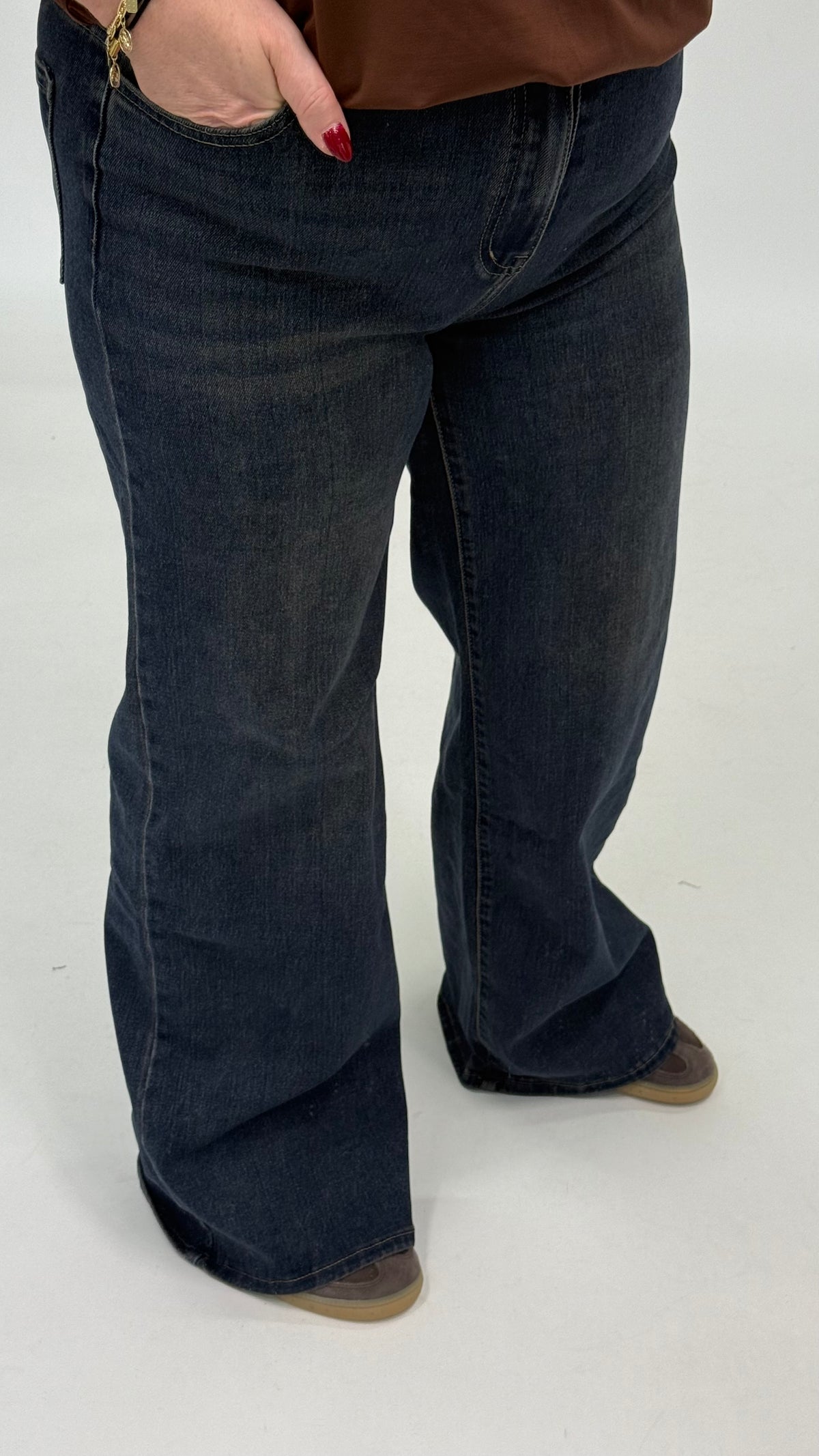 REDBERRY JEANS MET DONKERBRUINE WASSING WIDE LEGG