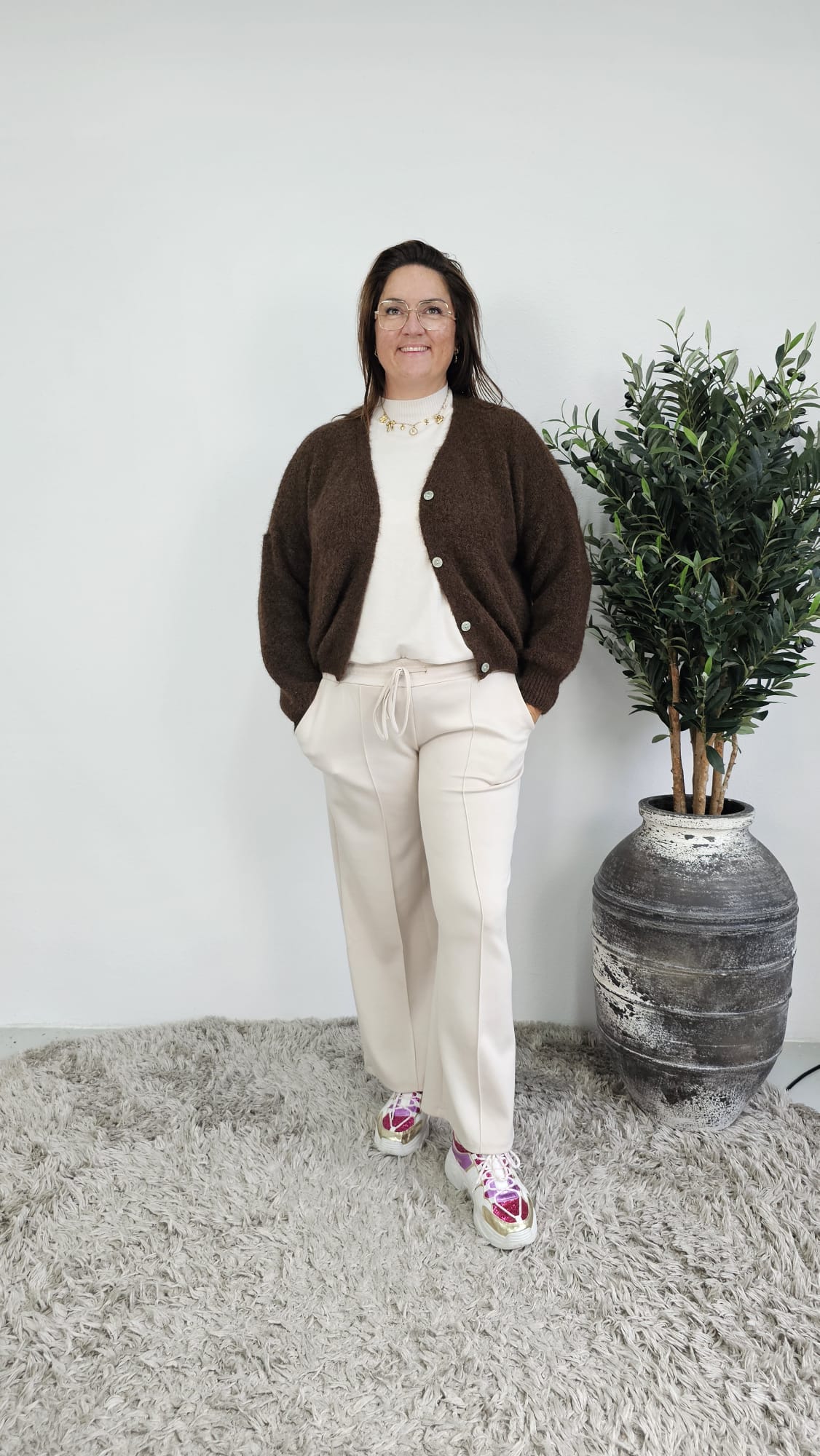 GEBREIDE CARDIGAN MET KNOPEN BRUIN
