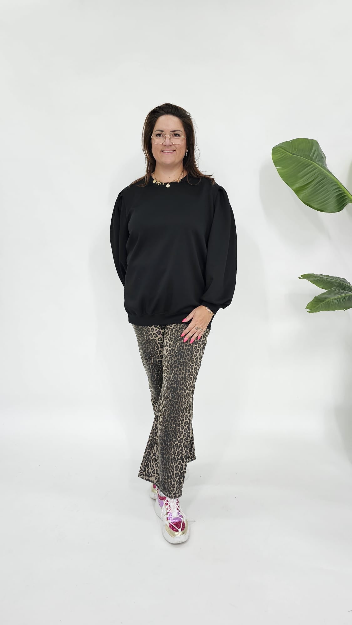 BASIC SWEATER MET POFMOUW ZWART